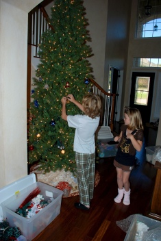 2008-11-16-Kyl & Vale decorate tree.jpg